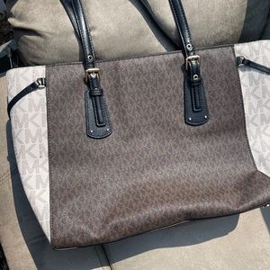 Michael Kors Voyager Medium